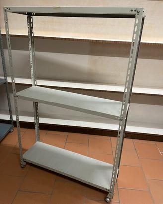Scaffale metallico componibile con ruote. Carrello