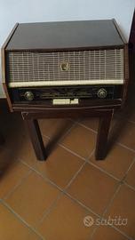 antica radio d'epoca e antico mobiletto 