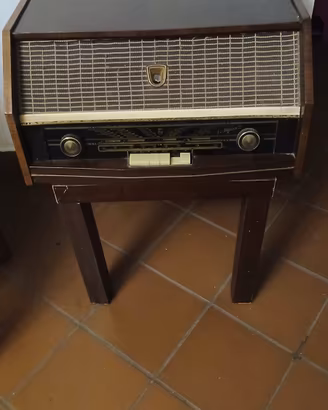 antica radio d'epoca e antico mobiletto 