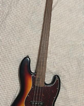 Basso fretless Fender Squier  jazz bass