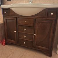 Mobile bagno con specchiera e lavabo