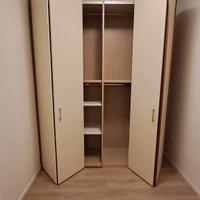 Armadio bianco a due moduli con porte scorrevoli