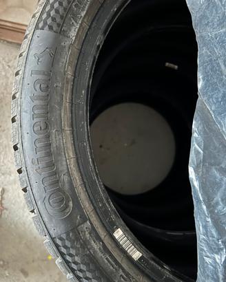 4 Gomme CONTINENTAL Invernali 225/45 VR18 95V