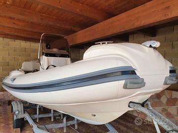 Gommone completo di motore e carrello