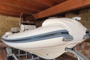 Gommone completo di motore e carrello