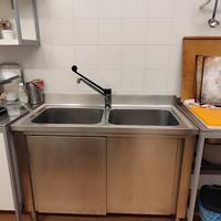 lavello per cucina professionale con miscelatore