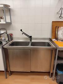 lavello per cucina professionale con miscelatore