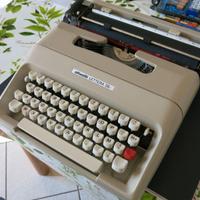 Macchina da scrivere Olivetti  Lettera 35i