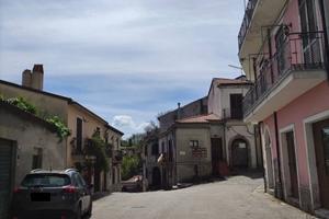TRECCHINA (PZ)- CASA SU TRE PIANI CON AMPIO TERREN