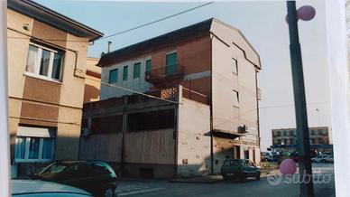 Locali commerciali e residenziali su due piani