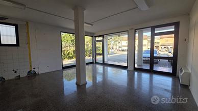 Ufficio fronte strada con parcheggio