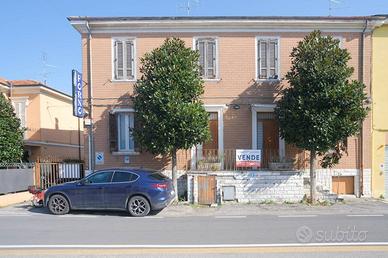 Casa indipendente di 450 m² con più di 5 locali a 