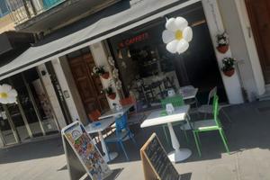 Bar con cucina e sala interna con tetto apribile