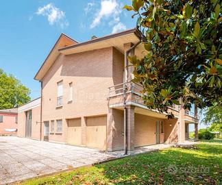 Casa bifamiliare con capannone e laboratorio