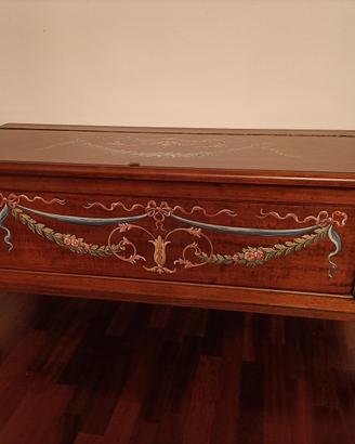 Cassapanca in stile classico decorata
