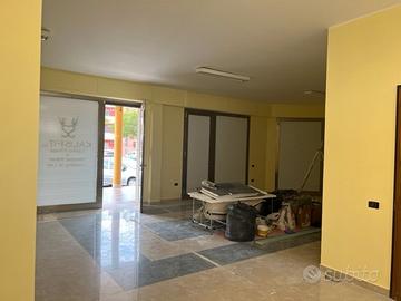 Locale bilivelli con bagno in zona di passaggio