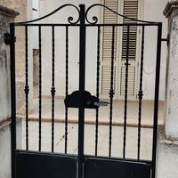 ringhiera e cancello in ferro battuto 