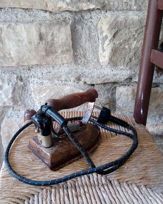 Ferro da stiro in metallo modernariato anni 40