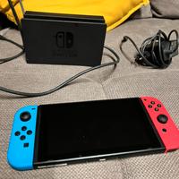 Nintendo Switch 1 con joycon e base dock