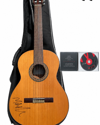 Chitarra Alhambra 3C autografata dai Måneskin