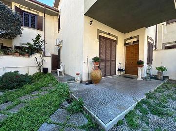 VILLA A SCHIERA A ROMA