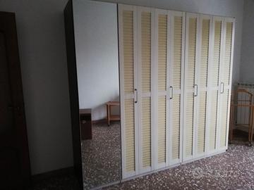 Armadio capiente con specchio e ante a persiana
