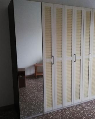 Armadio capiente con specchio e ante a persiana