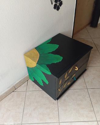 comodino dipinto a mano 