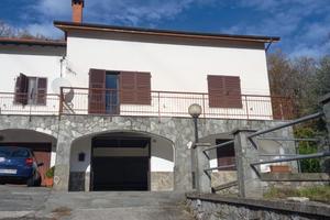 VILLA A SCHIERA A SAN COLOMBANO CERTENOLI