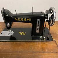 Macchina per cucire antica Necchi