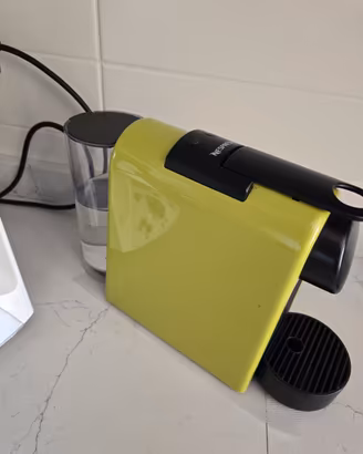 Macchina Nespresso caffe essenza mini verde