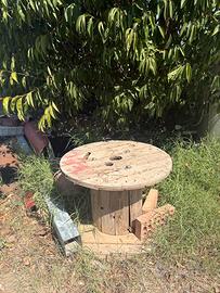 Tavolino di legno; Pedane di legno