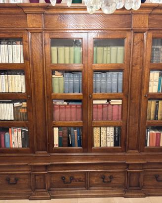 Mobili e libreria stile antico