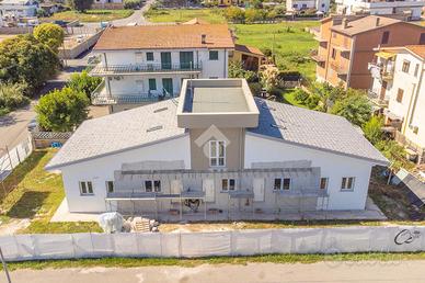 VILLA A SCHIERA CENTRALE A ROMA