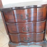 Comodino antico e comodino moderno Ikea