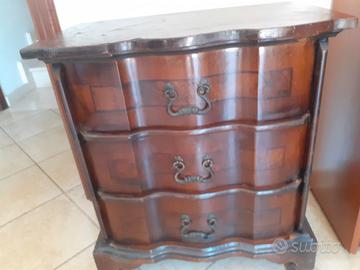 Comodino antico e comodino moderno Ikea