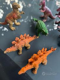 Dinosauri in plastica dura