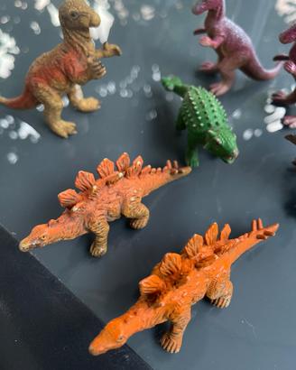 Dinosauri in plastica dura