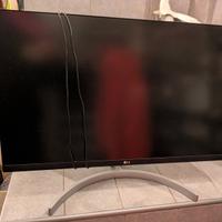 Monitor con scocca nera e bianca