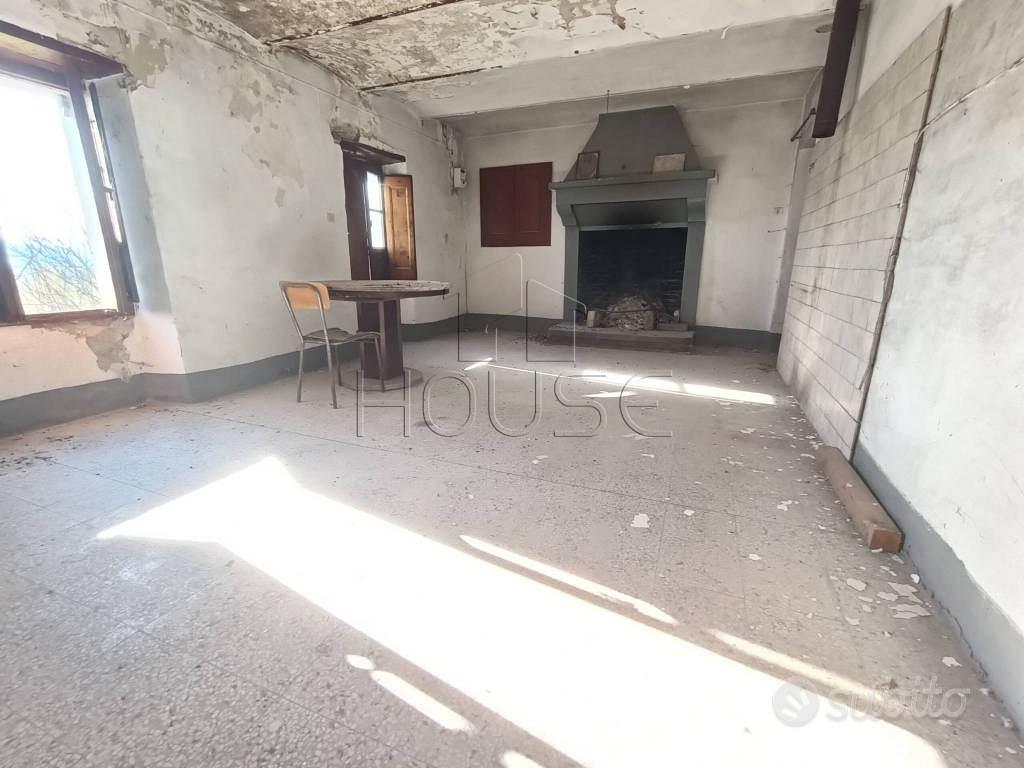 Rustico / Casale di 225 m² con più di 5 locali a C - Altro