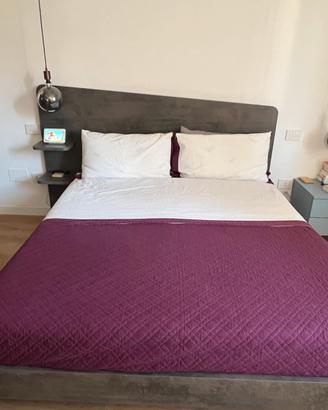 Letto matrimoniale moderno con comodino integrato