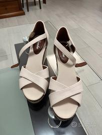 Saldali con zeppa beige