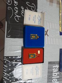 2 ciondoli foglia oro,più 2 francobolli oro