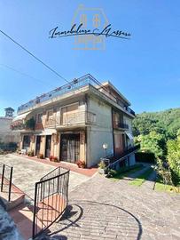 Appartamento di 241 m² con più di 5 locali e posto