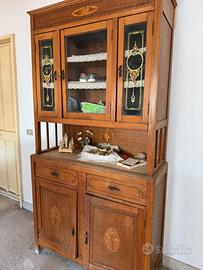 Credenza con vetrina in stile Liberty e vetridecor