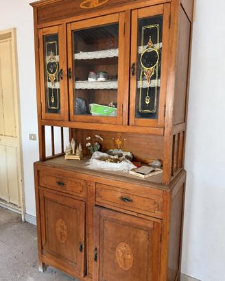 Credenza con vetrina in stile Liberty e vetridecor
