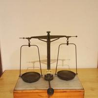 bilancia antica con cassetto e portapesi