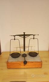 bilancia antica con cassetto e portapesi