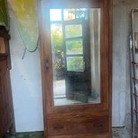 Armadio antico con specchio