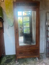 Armadio antico con specchio